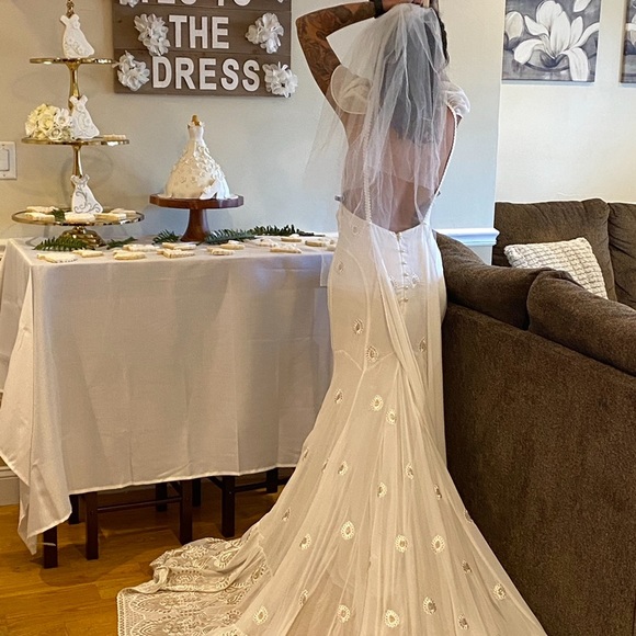 Brand new Wedding Dress from Daughters of Simone. Size small in Ivory Color. - Picture 7 of 8
